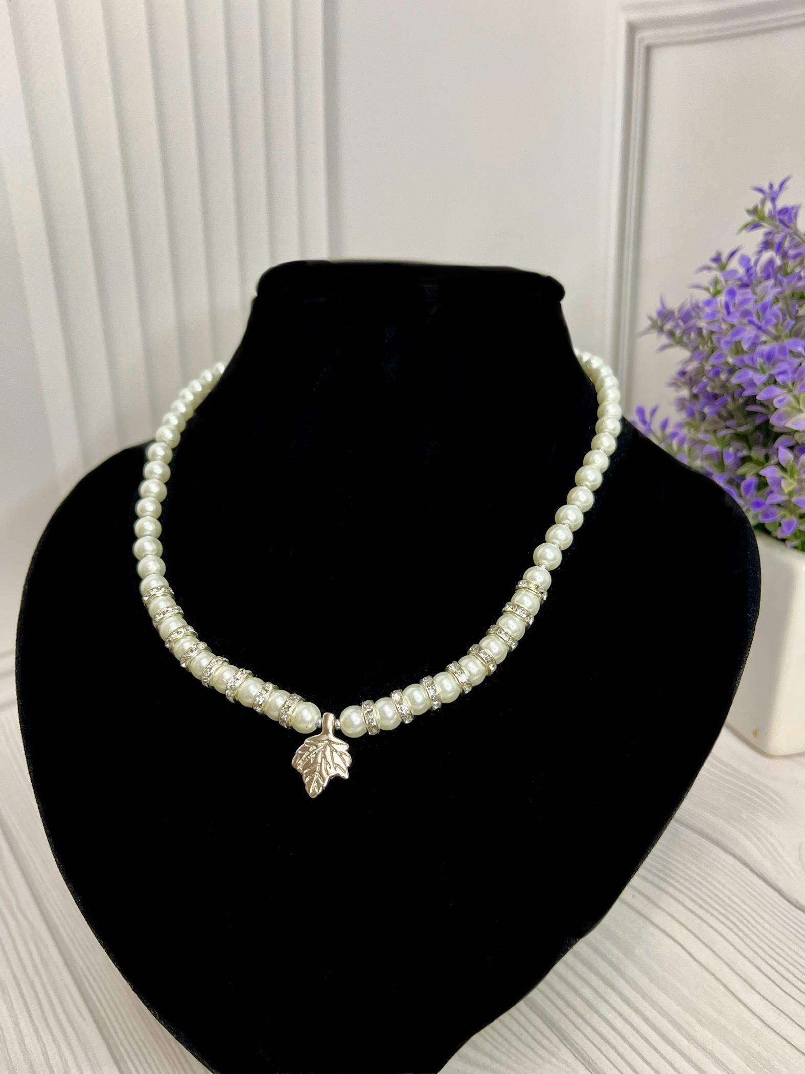 Кольє Клен зі штучних перлів та металевих вставок (J10002)