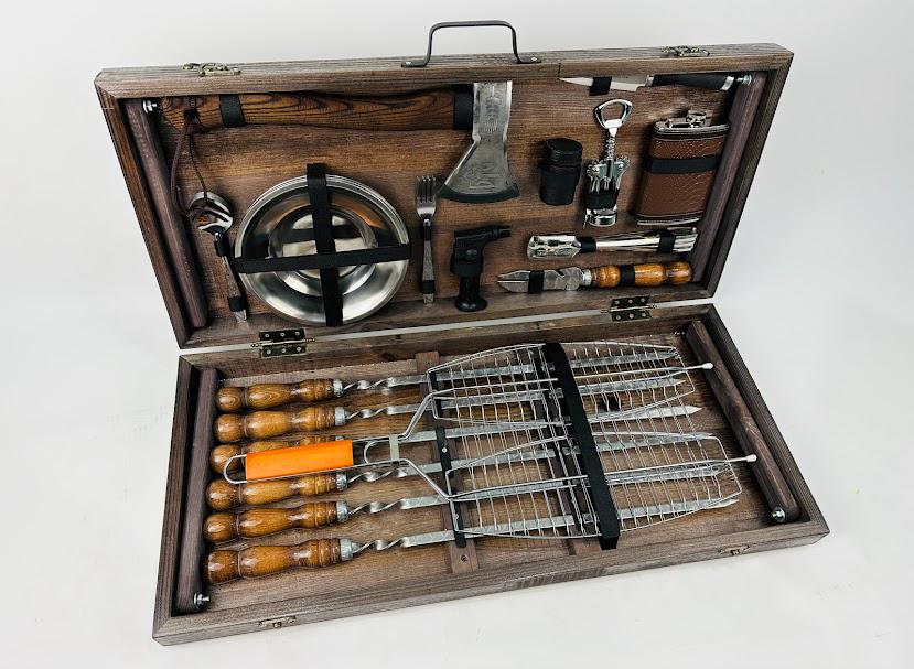 Набор шампуров с аксессуарами для пикника Титан в деревянном кейсе-трансформере ручной работы 37 предметов Коричневый (138-10-KS-7505) - фото 5 Набор шампуров с аксессуарами для пикника Титан в деревянном кейсе-трансформере ручной работы 37 предметов Коричневый (138-10-KS-7505) - фото 5