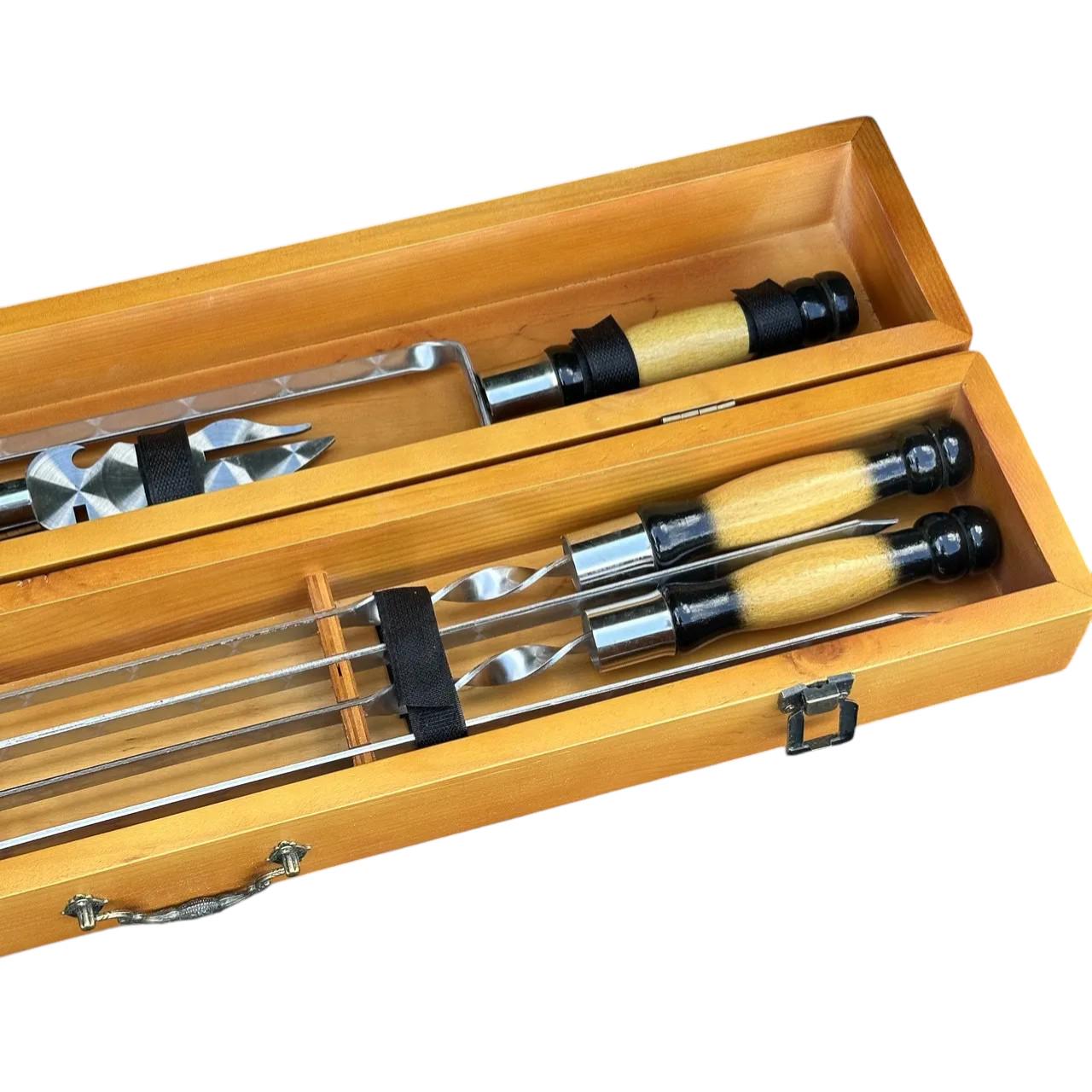 Подарунковий набір шампурів Mzavod ШашлиКейс із нержавіючої сталі в дерев’яному кейсі 720x120x130 мм (136-17-1190110000805) - фото 2 Подарунковий набір шампурів Mzavod ШашлиКейс із нержавіючої сталі в дерев’яному кейсі 720x120x130 мм (136-17-1190110000805) - фото 2