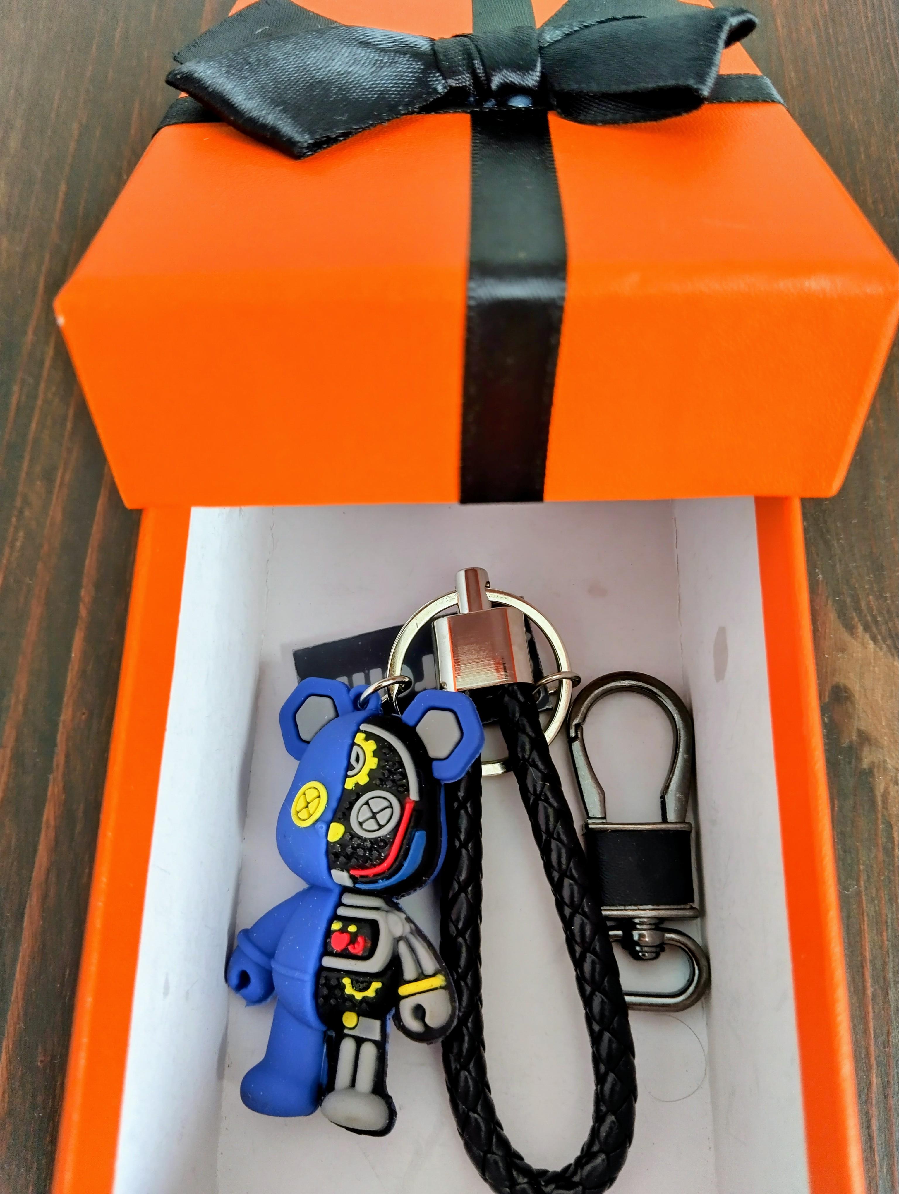 Брелок для ключей Bearbrick Киборг Supreme Сине-черный (4627346Bbl) - фото 2 Брелок для ключей Bearbrick Киборг Supreme Сине-черный (4627346Bbl) - фото 2