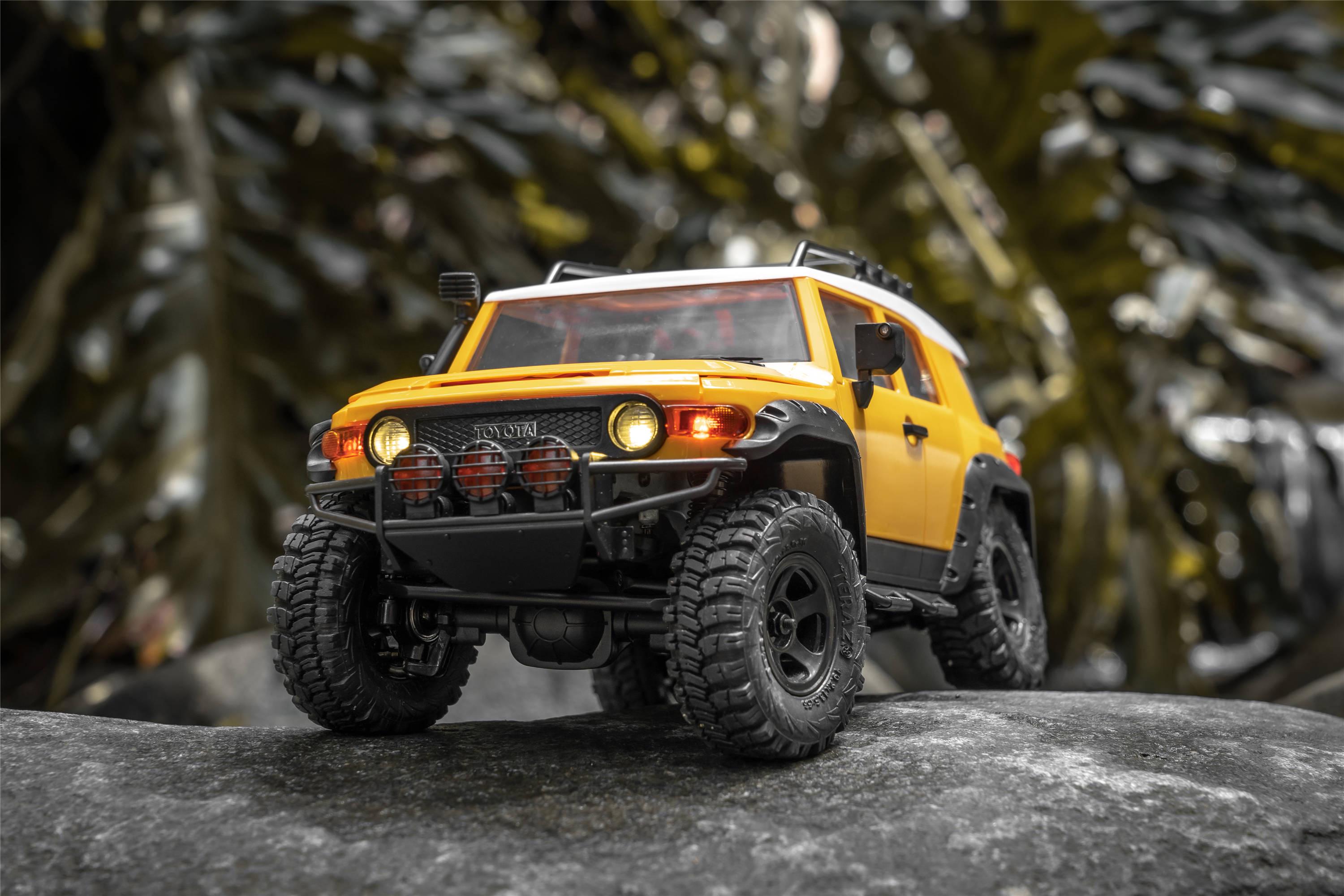 Машинка на радиоуправлении FMS 1:18 FJ Cruiser RTR Yellow - фото 4 Машинка на радиоуправлении FMS 1:18 FJ Cruiser RTR Yellow - фото 4