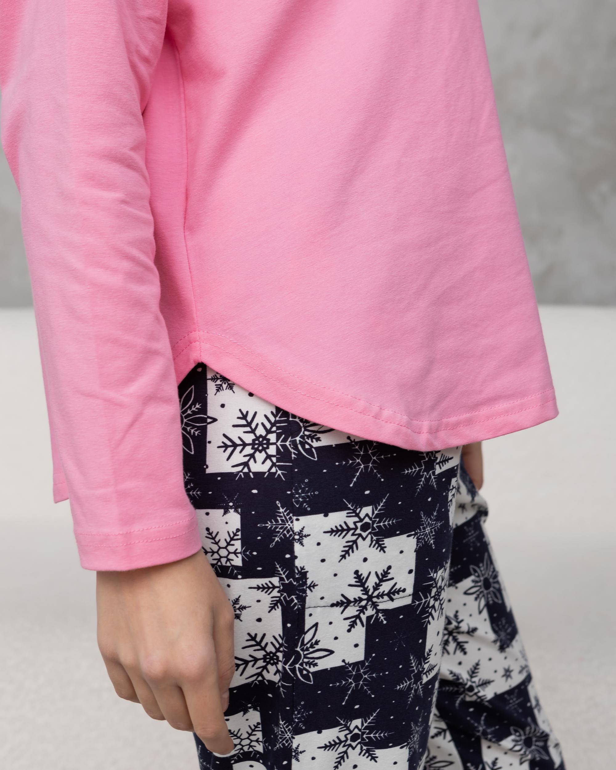 Комплект жіночий зі штанами в сніжинки Family look 96824 L Рожевий - фото 3