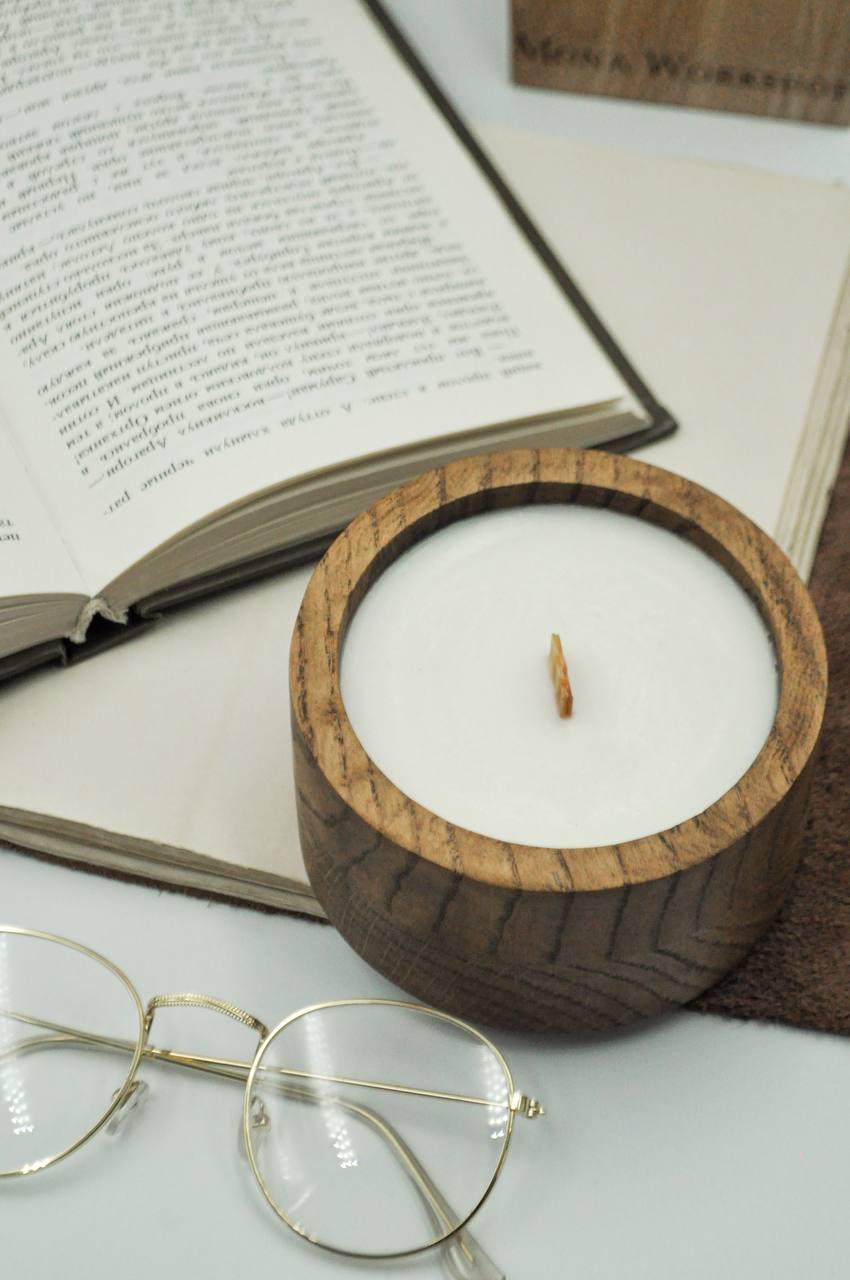 Ароматизована соєва свічка з гнітом із дерева CLASSICAL dark brown в деревяній ємності (9361183)