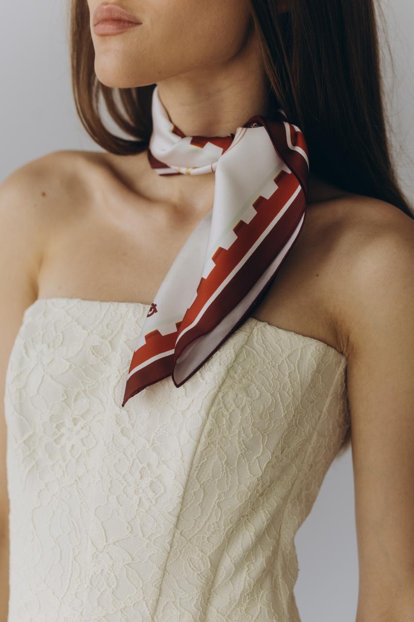 Платок Кривой рог шелковый 55х55 см Красно-бежевый - фото 4 Платок Кривой рог шелковый 55х55 см Красно-бежевый - фото 4