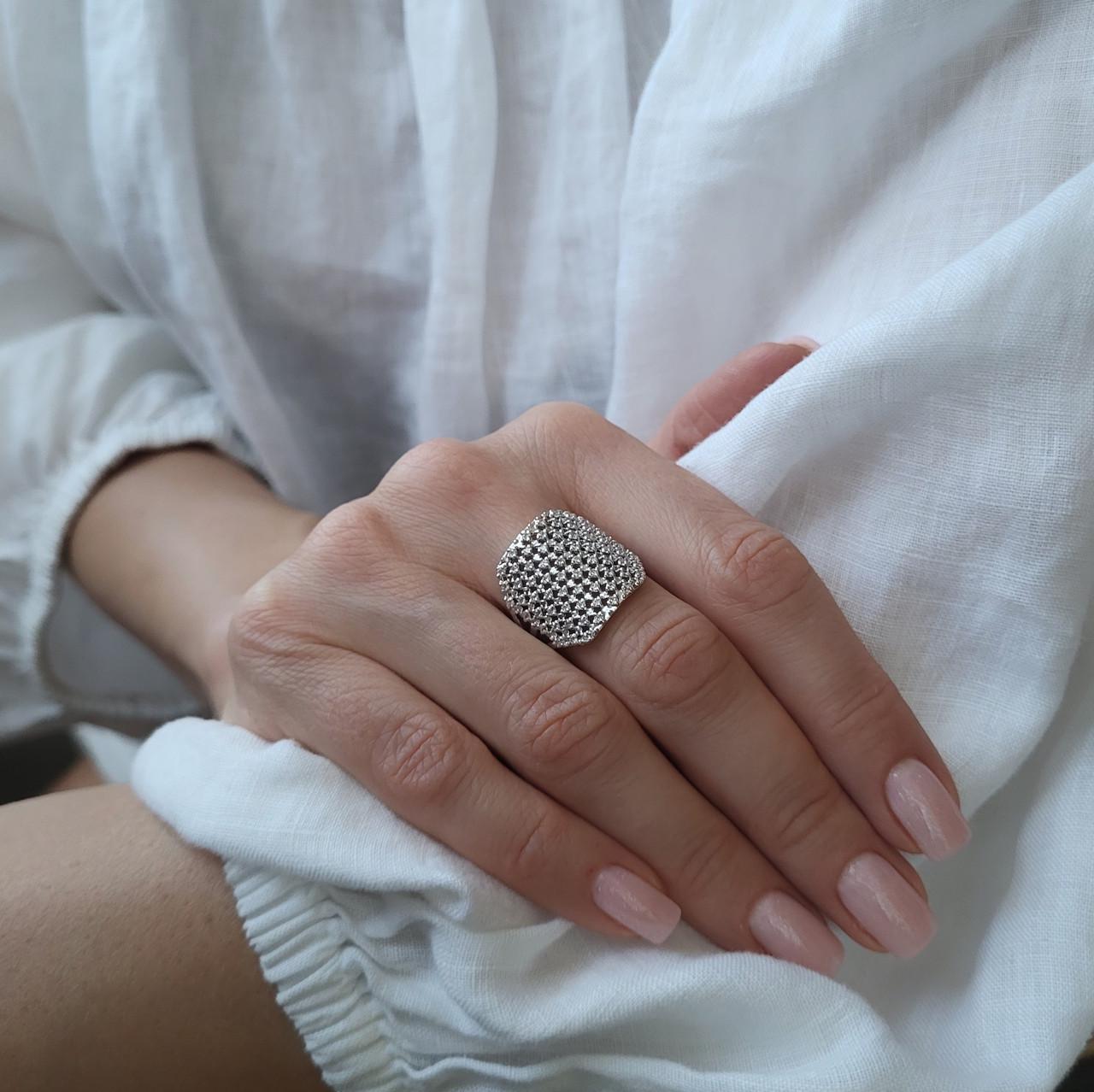 Кольцо широкое в белых камнях из серебра 925 проба р. 17,5 4,20 г (4296р)