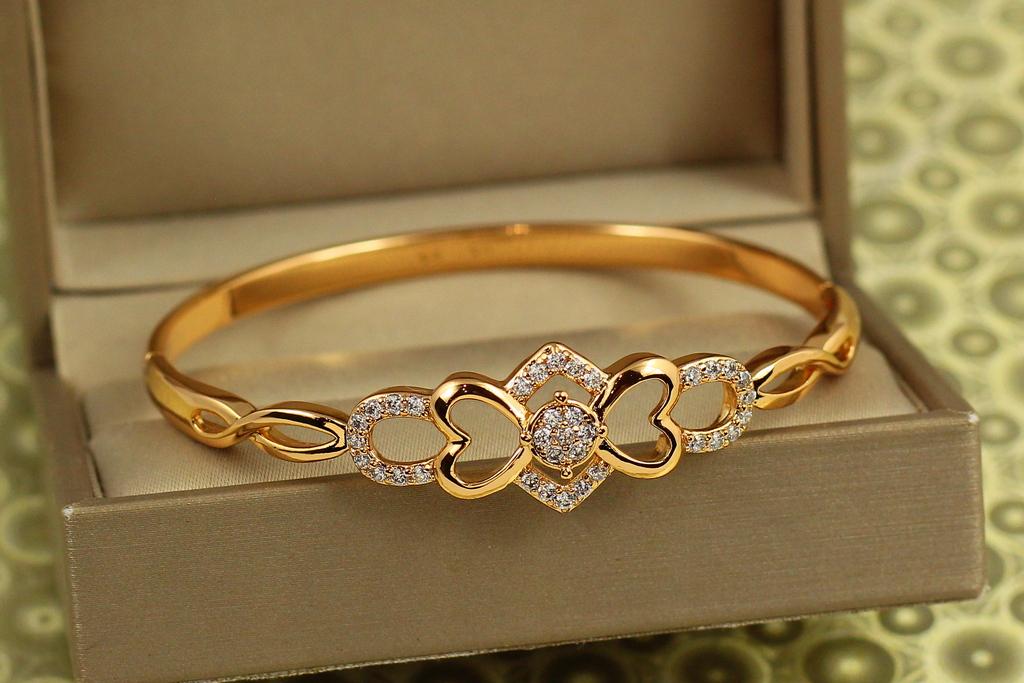 Браслет бенгл Xuping Jewelry Сияние Сердцекрая на руку 16-18 см Золотистый (34530295)
