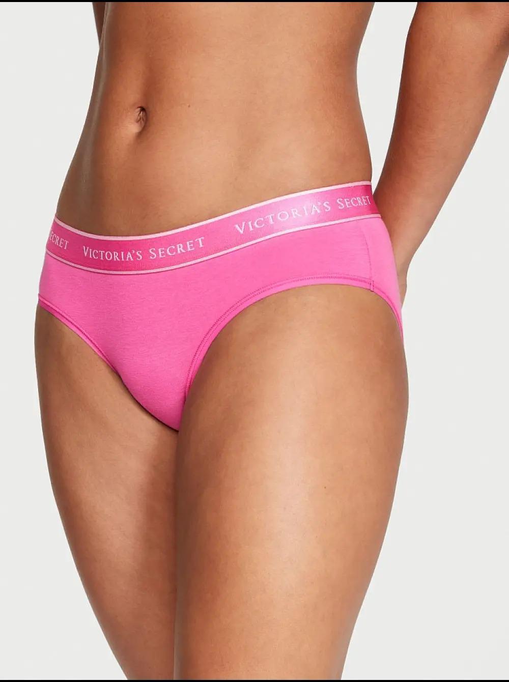 Трусики хлопковые Victoria's Secret Logo Cotton Hiphugger Panty Pink S Розовый (26825486) Трусики хлопковые Victoria's Secret Logo Cotton Hiphugger Panty Pink S Розовый (26825486)
