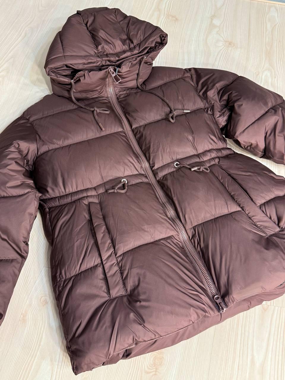 Куртка женская AN 9020-1 удлиненная с капюшоном и затяжкой талии р. 46 Коричневый - фото 5 Куртка женская AN 9020-1 удлиненная с капюшоном и затяжкой талии р. 46 Коричневый - фото 5