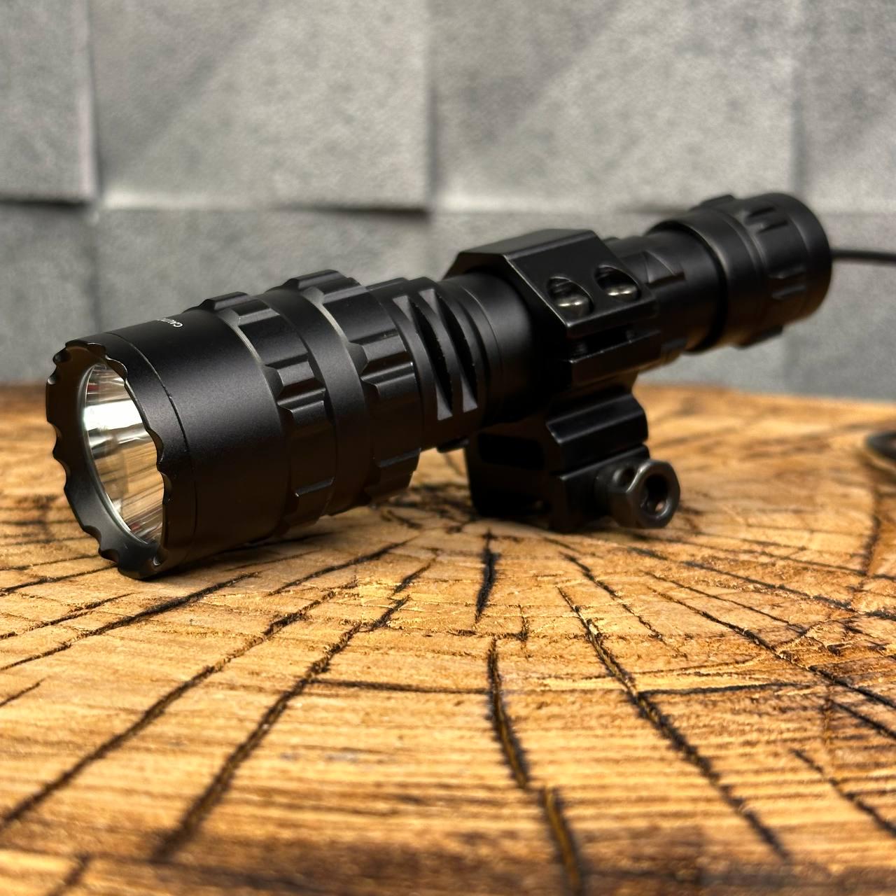 Фонарь подствольный с выносной кнопкой на планку вивера Фонарь подствольный с выносной кнопкой на планку вивера