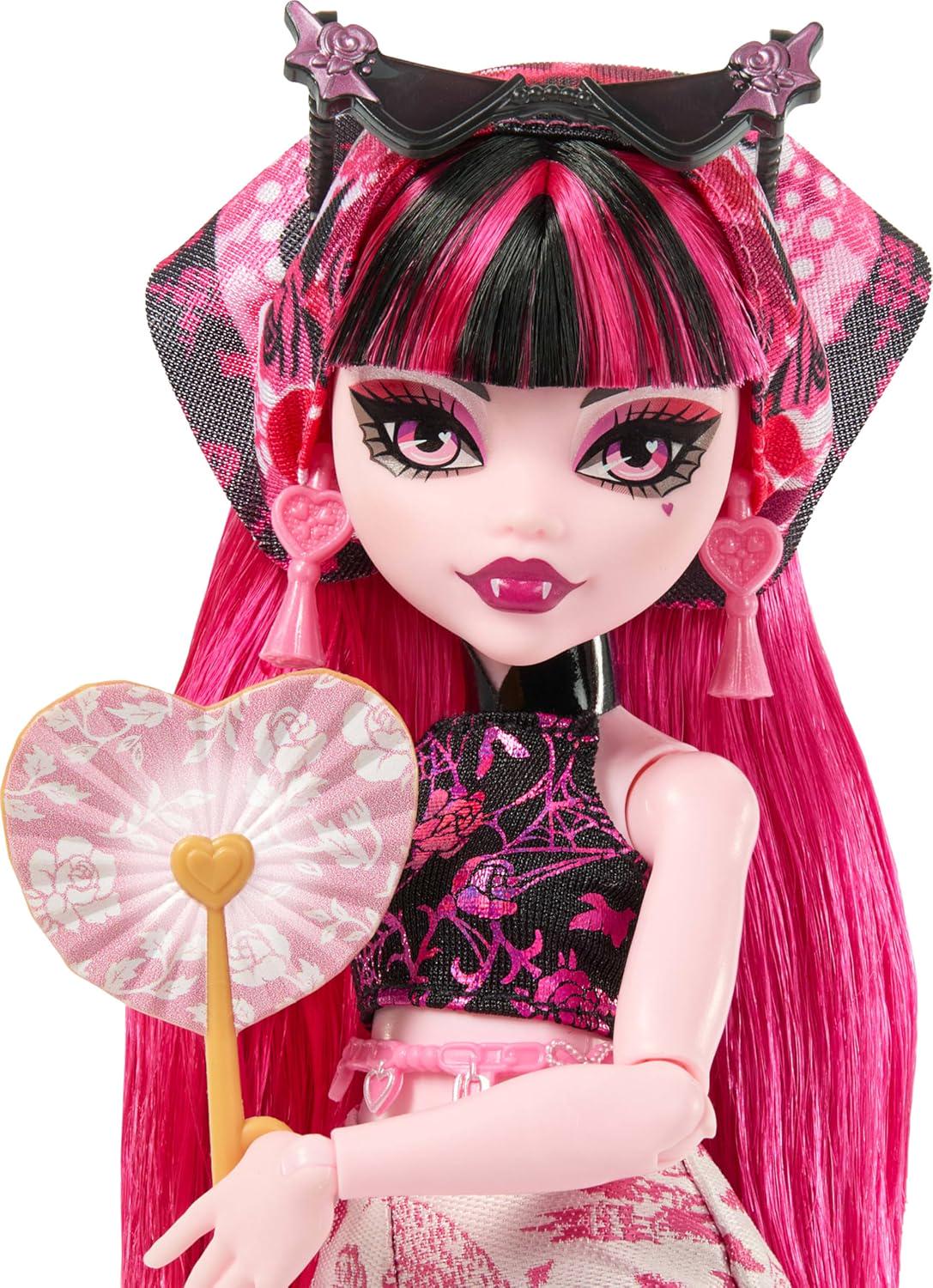 Лялька Monster High Draculaura Gore-geous Oasis (30633150) - фото 4 Лялька Monster High Draculaura Gore-geous Oasis (30633150) - фото 4