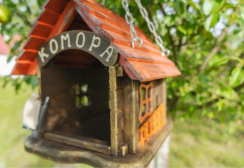 Кормушка для птиц подвесная Комора из древесины 29×27×34 см - фото 9 Кормушка для птиц подвесная Комора из древесины 29×27×34 см - фото 9