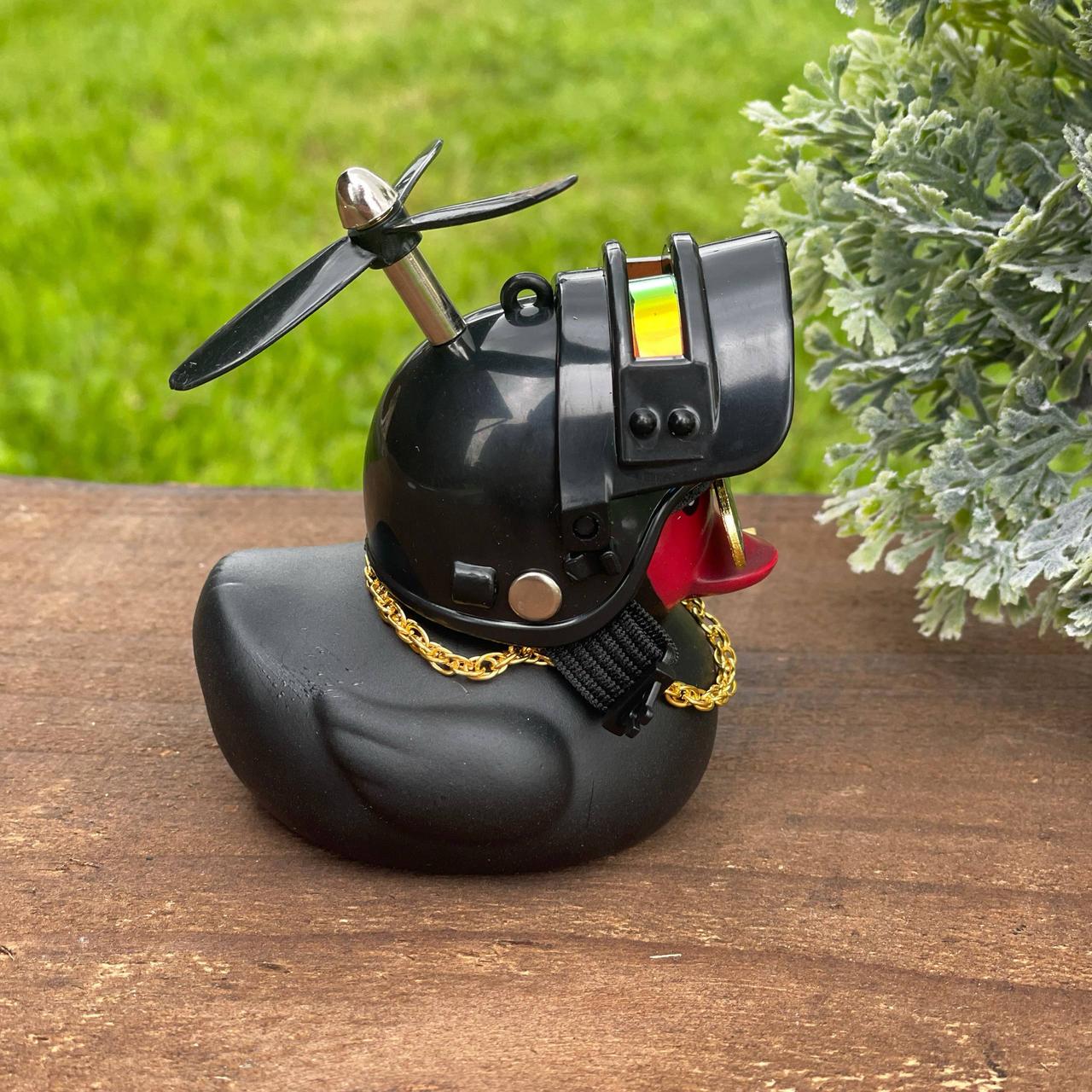 Качка на кермо з автоматом та шоломом - фото 9