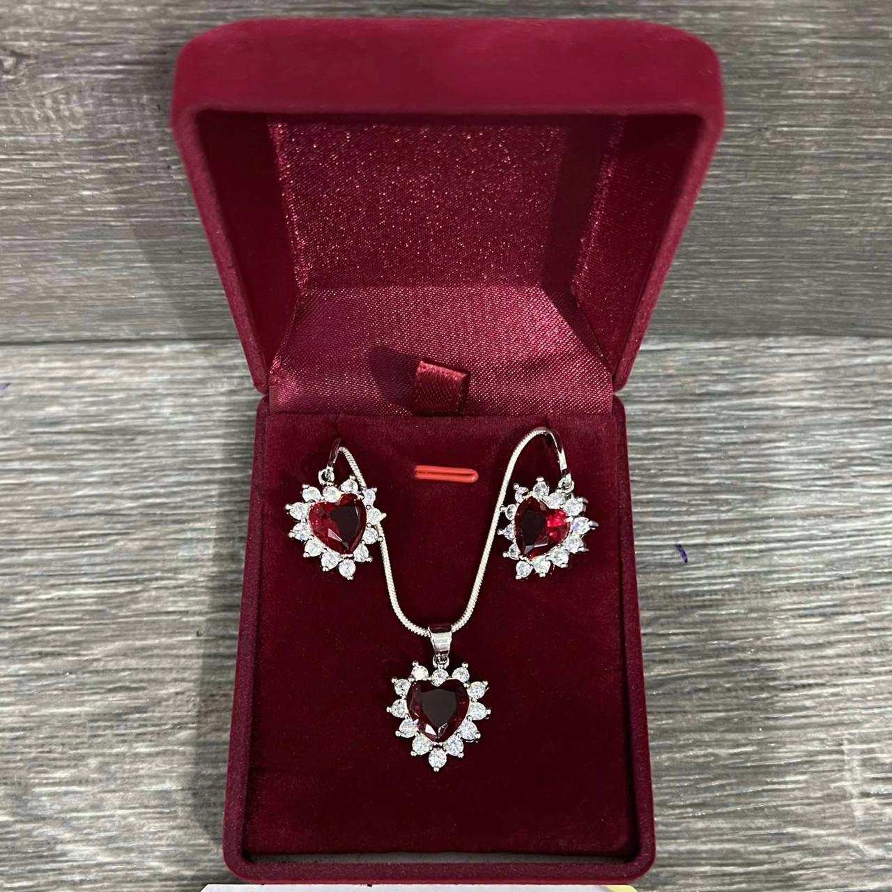 Набір прикрас Xuping Jewelry сережки та кольє сердечка рубін у сріблі з цирконами в оправі ювелірний сплав в оксамитовій коробочці (83999606) Набір прикрас Xuping Jewelry сережки та кольє сердечка рубін у сріблі з цирконами в оправі ювелірний сплав в оксамитовій коробочці (83999606)
