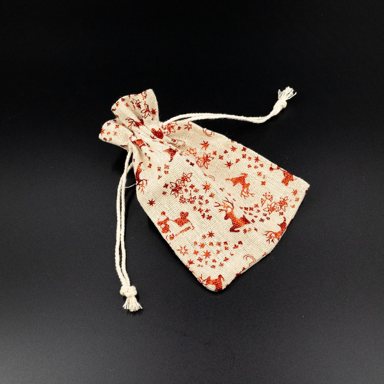 Подарочный мешочек с новогодним принтом на затяжках из мешковины 14х10 см Белый с красным (BGN-114-2) - фото 3 Подарочный мешочек с новогодним принтом на затяжках из мешковины 14х10 см Белый с красным (BGN-114-2) - фото 3