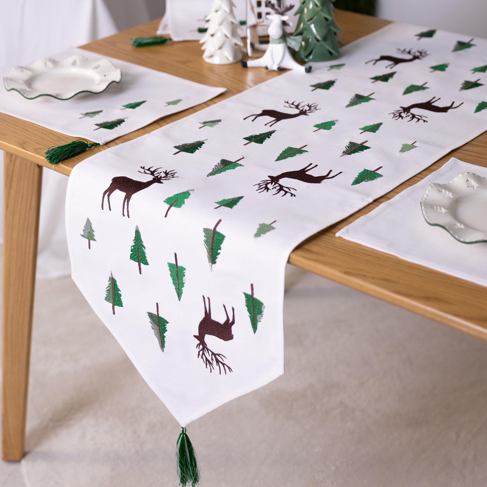 Доріжка на стіл новорічна Едельвіка Ялинковий ліс з китичками 1,6х0,4 м (549-25//09)