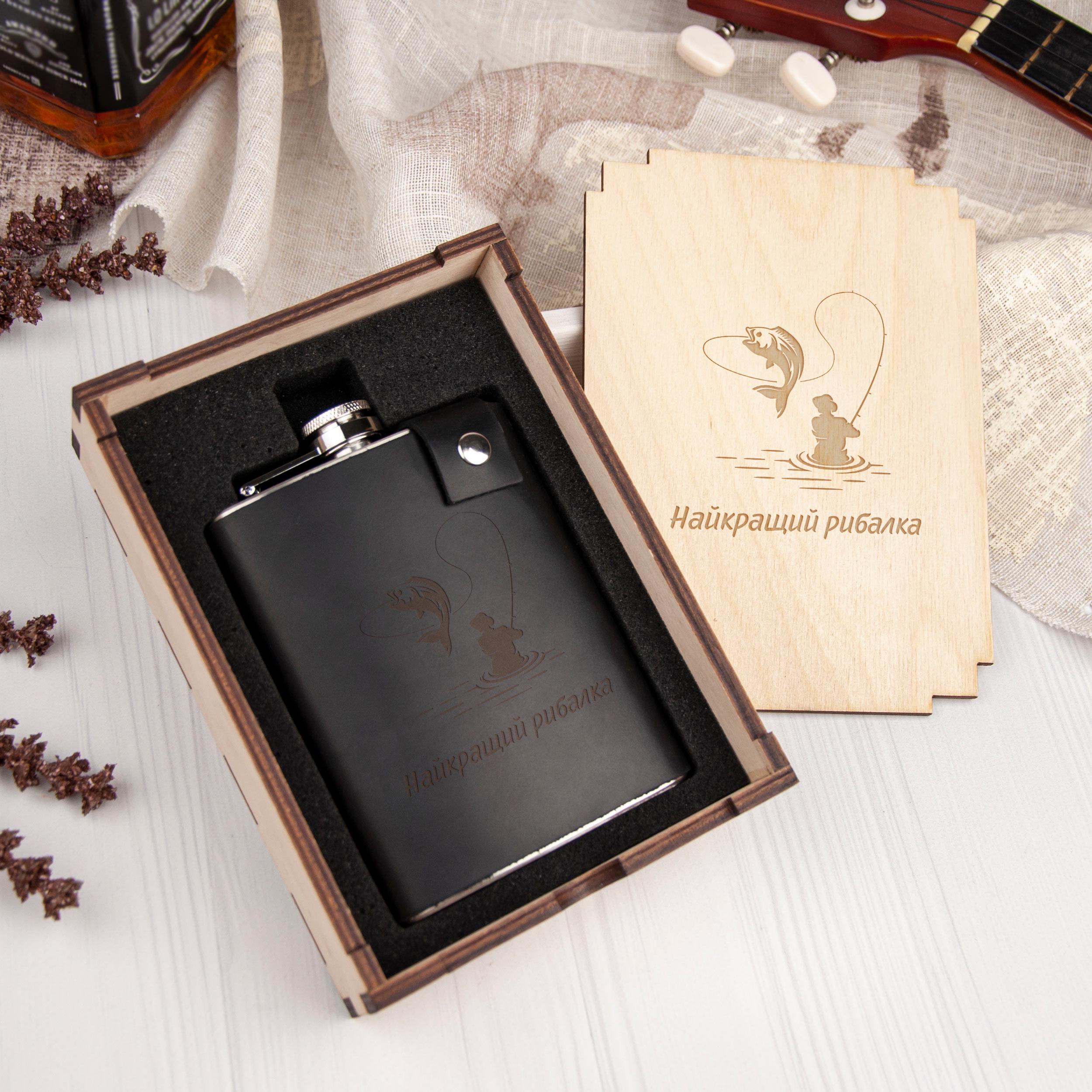 Фляга подарочная в кожаном чехле в подарочной деревянной коробке 240 мл Black (LFL-0005_7) Фляга подарочная в кожаном чехле в подарочной деревянной коробке 240 мл Black (LFL-0005_7)