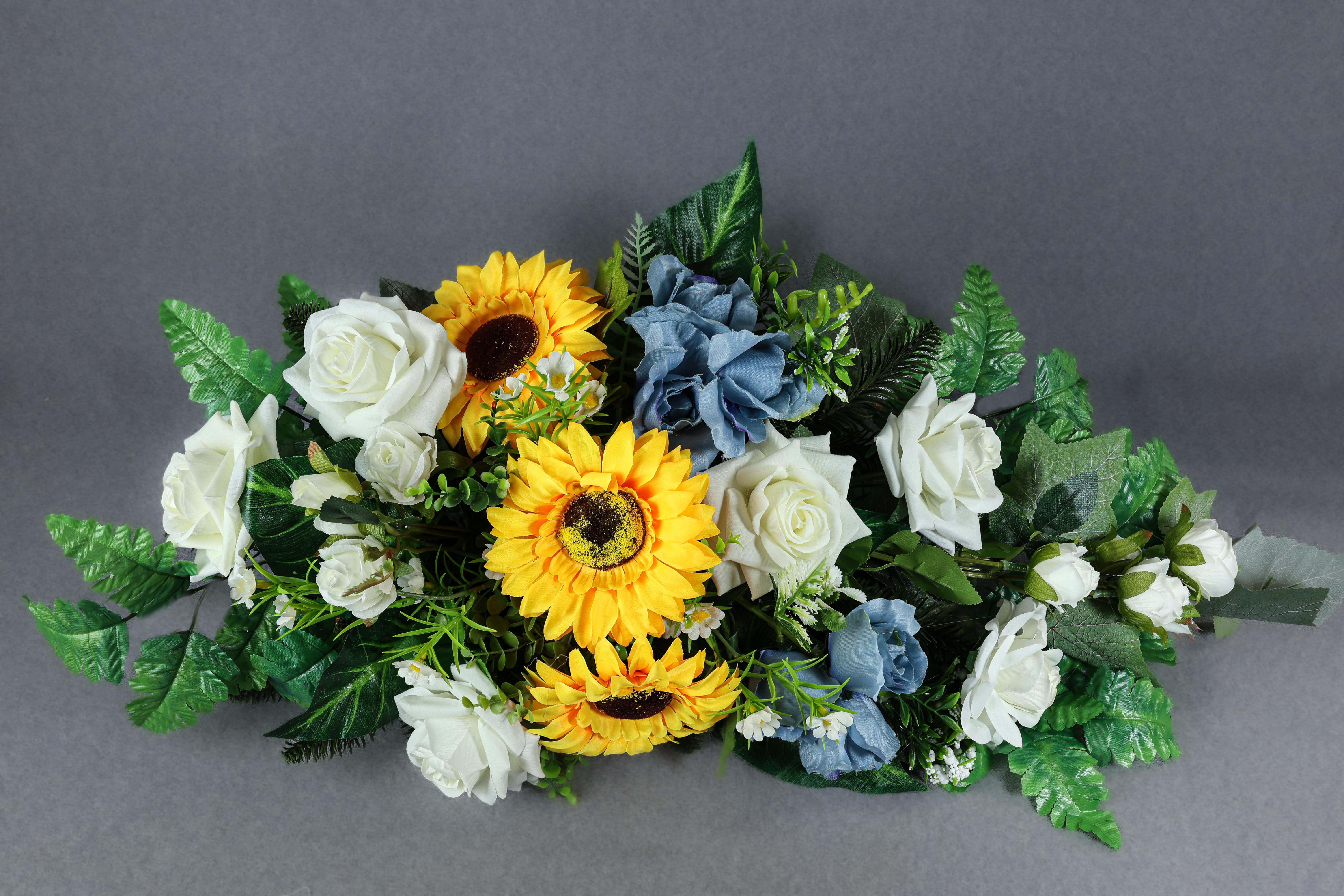 Композиция ритуальная цветочная на Gala Decor с подсолнухами/бархатными розами и гортензией 70х20 см