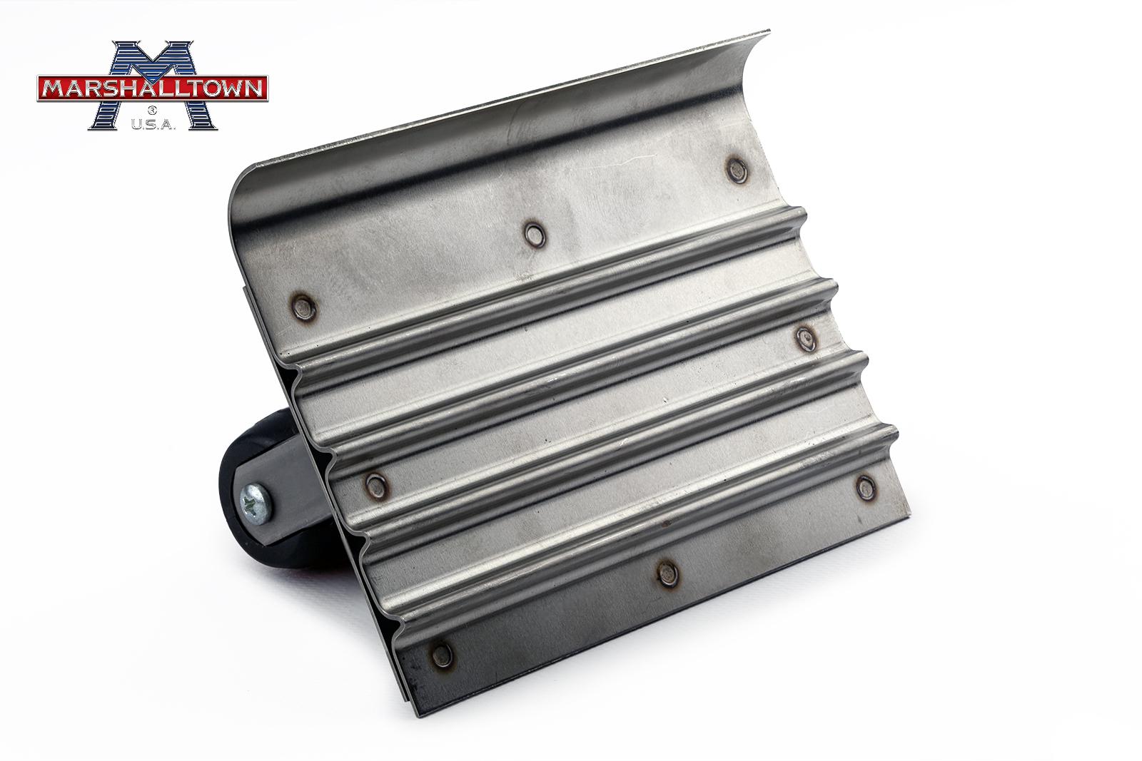 Гладилка-радіус по бетону Marshalltown QLT з нарізником канавок 152х127 мм (14280) - фото 2 Гладилка-радіус по бетону Marshalltown QLT з нарізником канавок 152х127 мм (14280) - фото 2