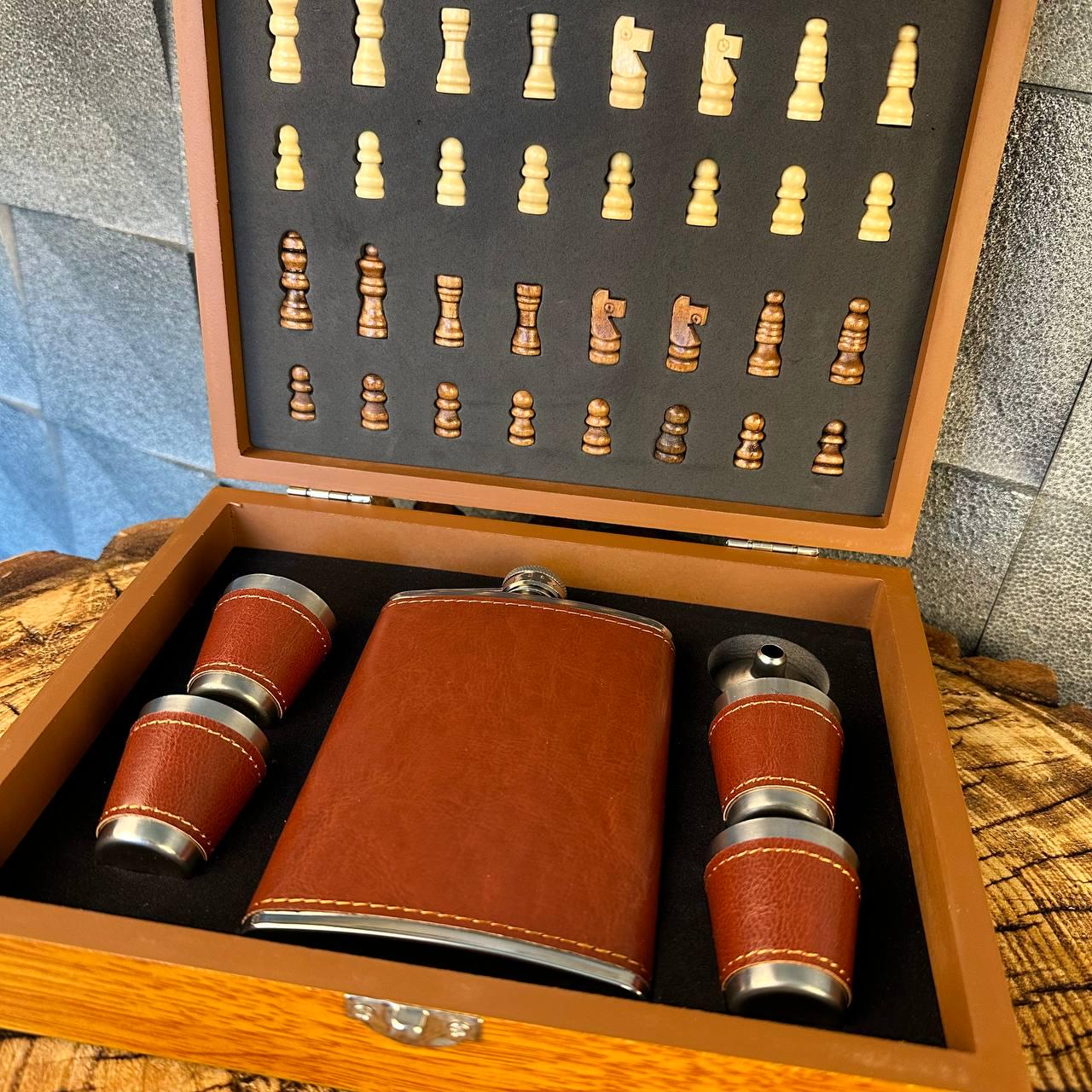 Подарунковий набір фляга для алкоголю 4 чарки з шахами в дерев'яній коробці Подарунковий набір фляга для алкоголю 4 чарки з шахами в дерев'яній коробці