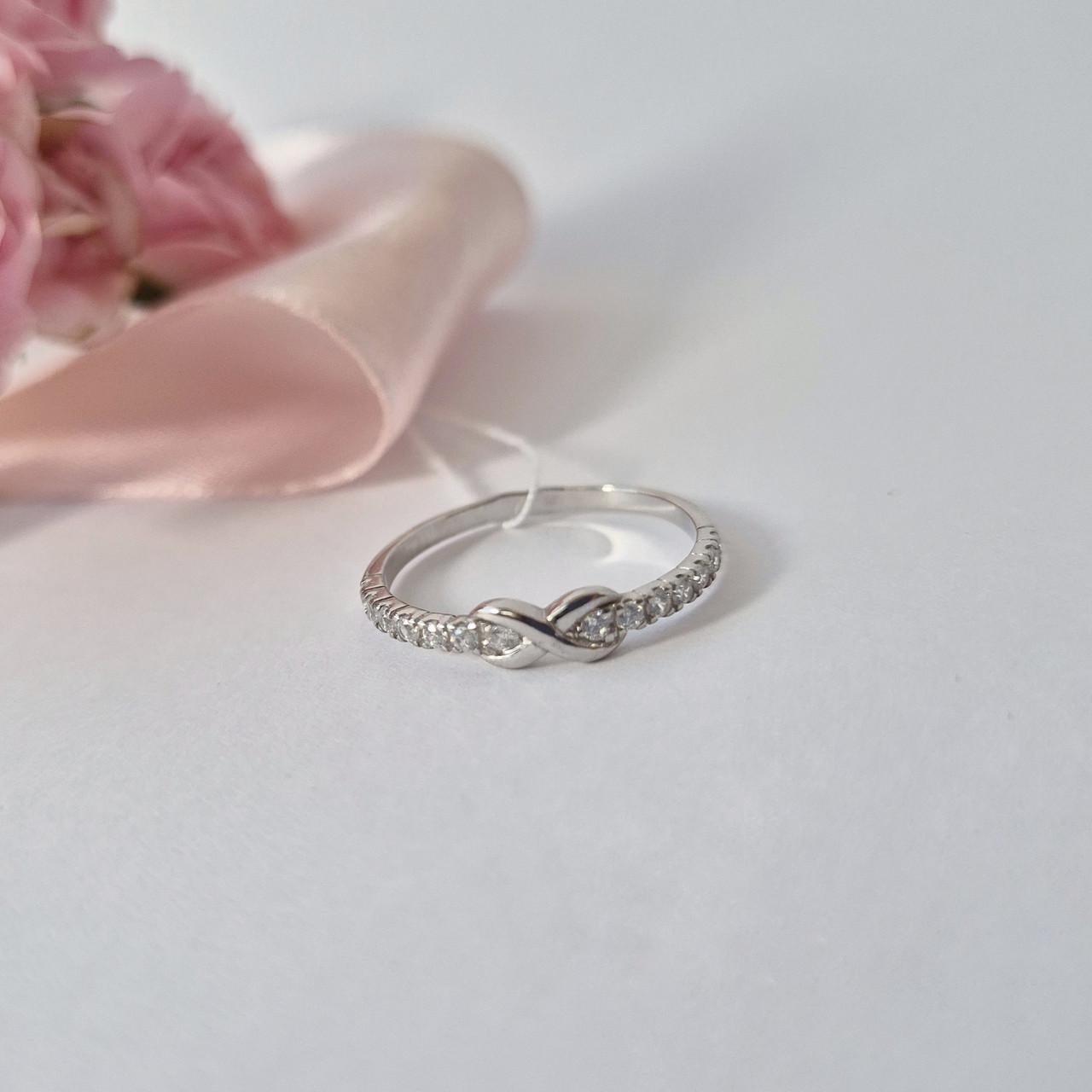 Кольцо бесконечность с белыми камнями серебро 925 пробы родированное 1,19 г р. 18,5 (81764б)