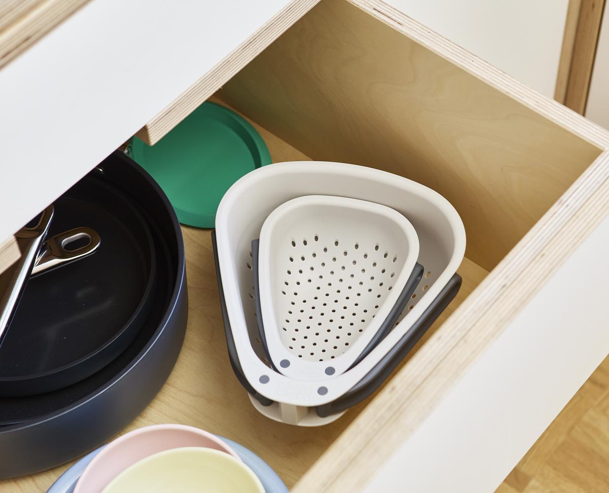 Друшляк Joseph Joseph Droplet зі складними пластиковими ручками (1000007) - фото 5 Друшляк Joseph Joseph Droplet зі складними пластиковими ручками (1000007) - фото 5