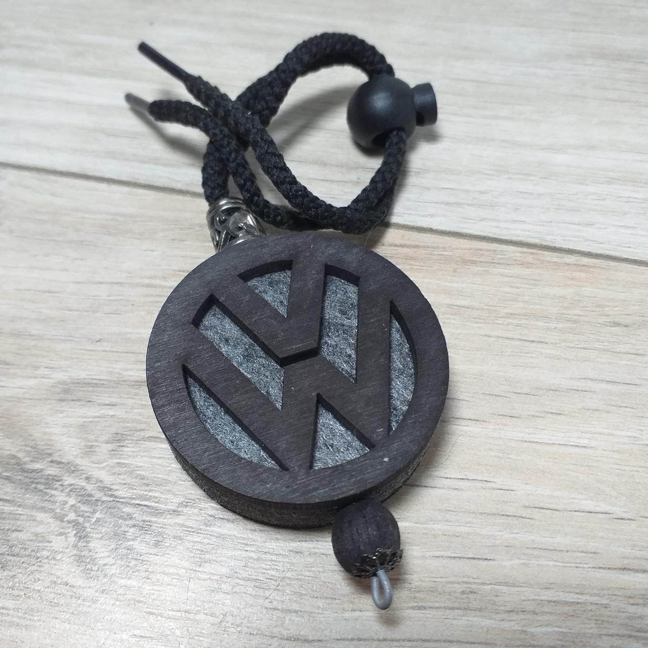 Ароматизатор-подвеска в машину из дерева и войлока для Volkswagen без аромата (KG-12348)