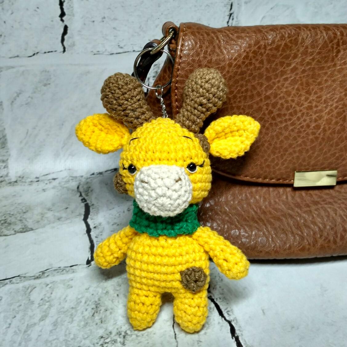 Брелок Жираф вязаный ручной работы амигуруми 10х5 см Желтый (202-85)