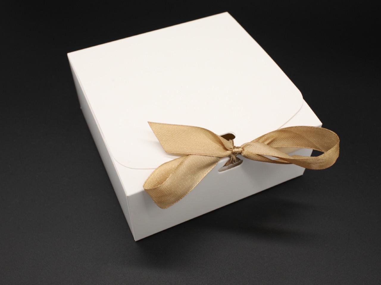 Коробка подарочная с ленточкой сборная с откидной крышкой 11,5х11,5х5 см Белый (OA-26) - фото 4 Коробка подарочная с ленточкой сборная с откидной крышкой 11,5х11,5х5 см Белый (OA-26) - фото 4