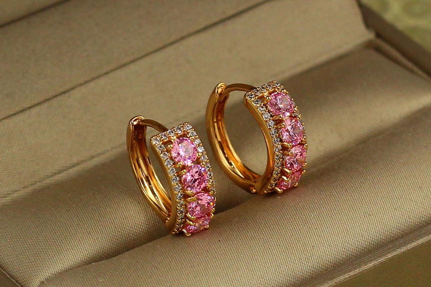 Серьги кольца Хuping Jewelry Оазис с розовыми камнями 1,5 см Золотистый (26914007)