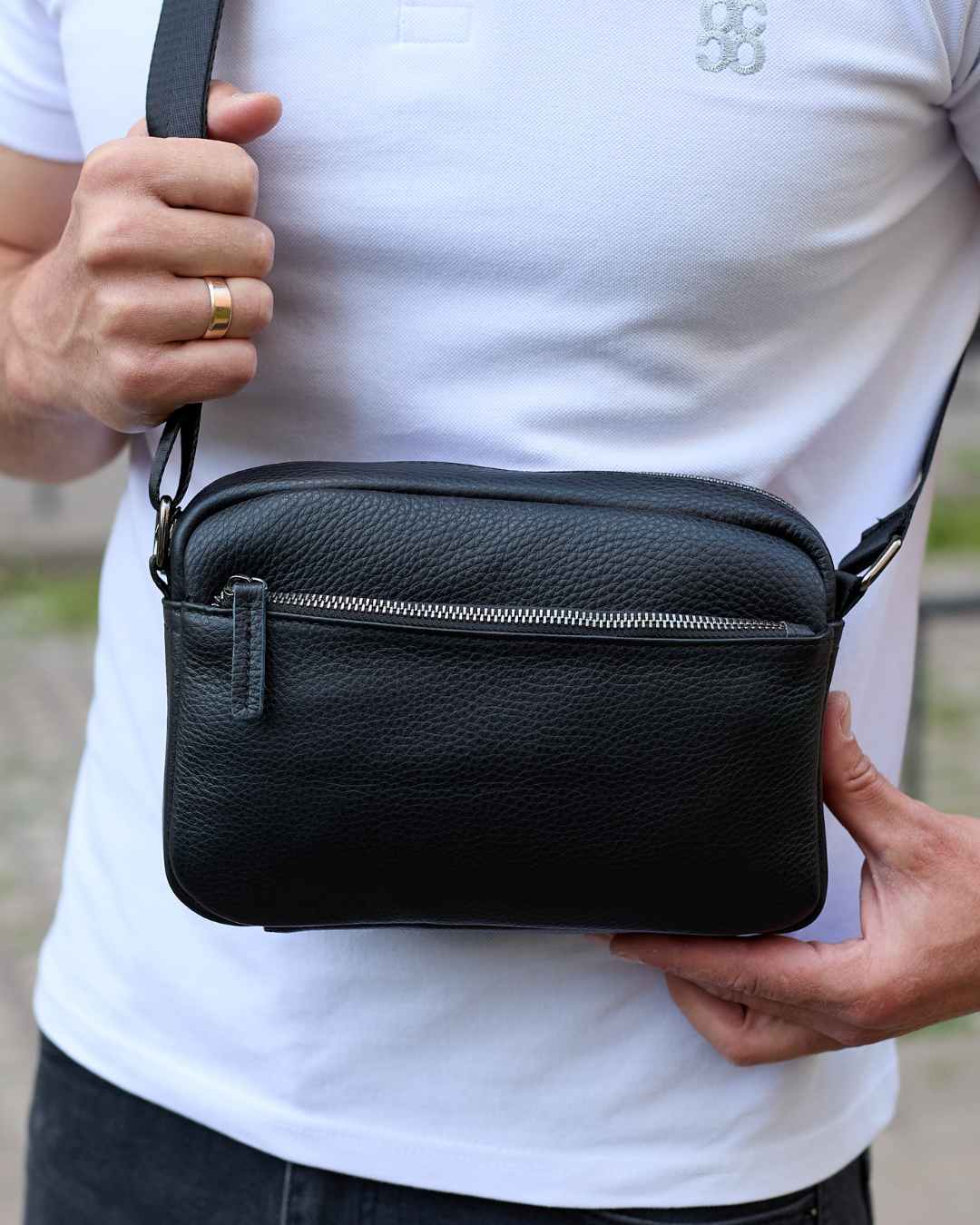 Мужская барсетка из натуральной кожи на одно плечо 24х16х6 см Черный