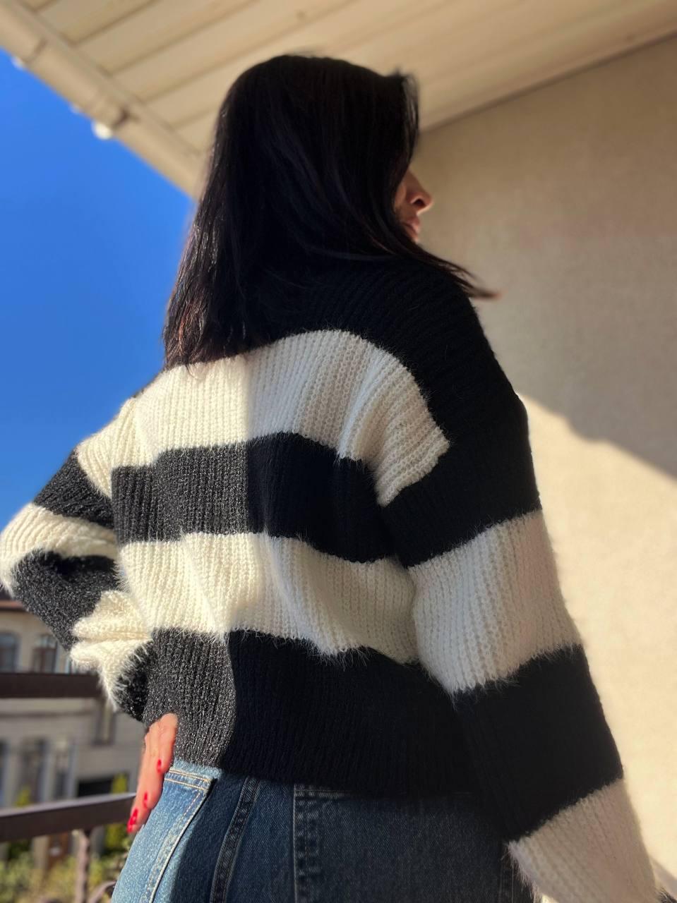 Свитер женский A-N 2157 широкая полоса короткий пушистый ангора р. 42-46 Черный (3058) - фото 7