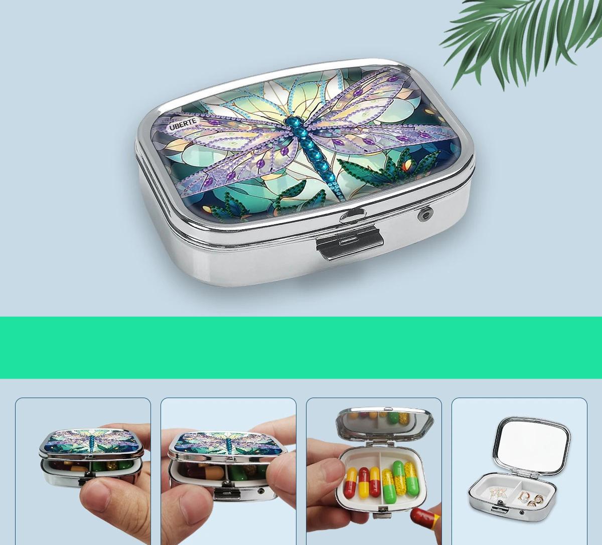 Таблетница Стрекоза металлическая на два отделения 5,5х4х1,5 см Разноцветный (D-0103) - фото 5 Таблетница Стрекоза металлическая на два отделения 5,5х4х1,5 см Разноцветный (D-0103) - фото 5