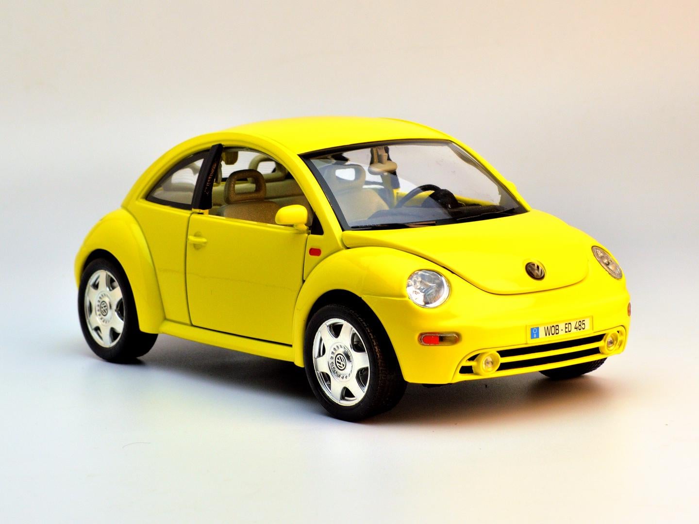 Коллекционная модель Burago 1998 года Volkswagen Beetle 1:18 Желтый (143)