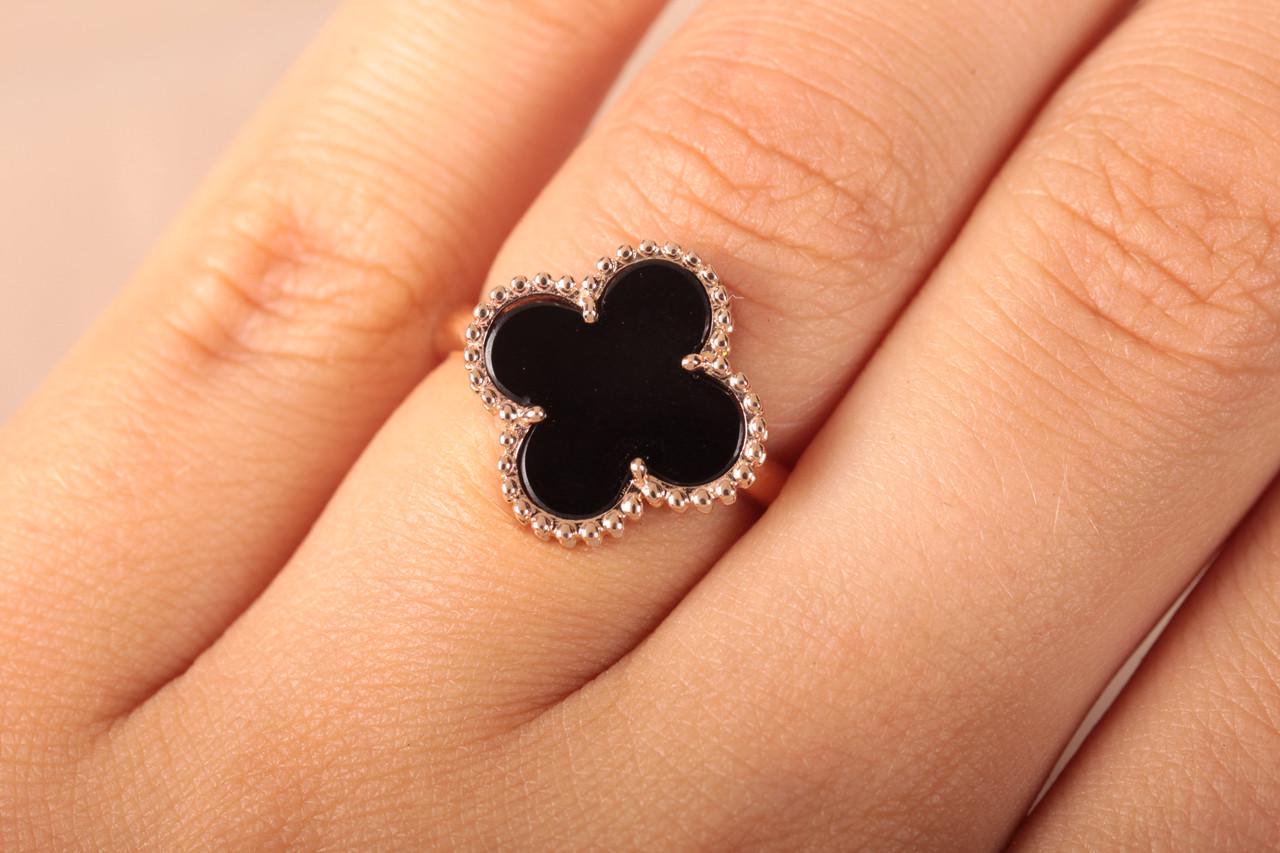 Кільце з червоного золота з ониксами у формі клевера (2134293818)