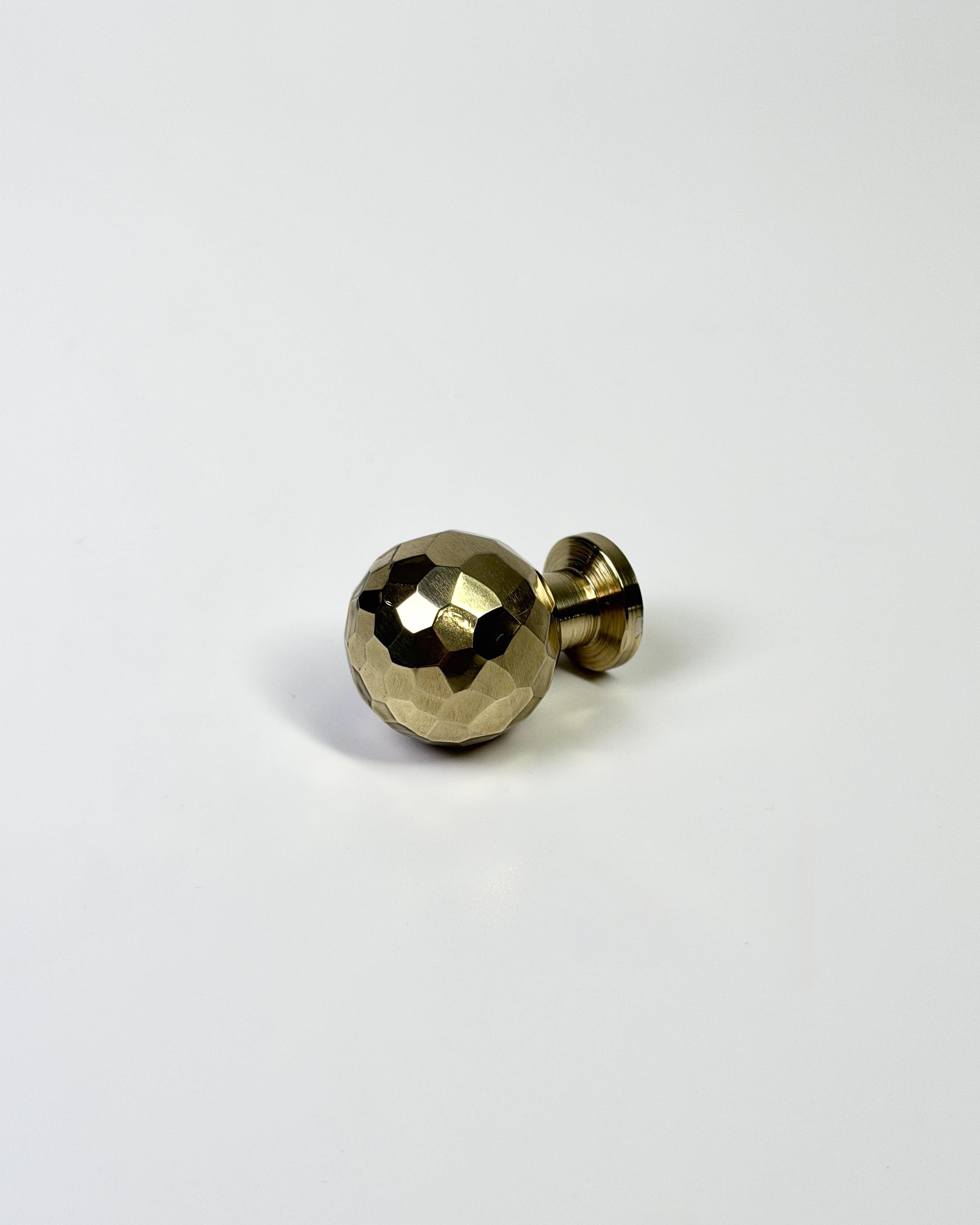 Ручка мебельная латунная Artisan Brass Dot молотковое покрытие (GO35ABD95)