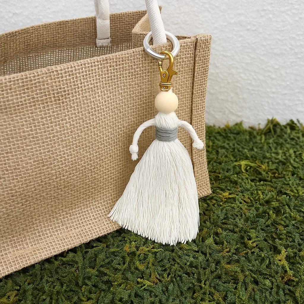 Набор макраме для рукоделия и творчества для ручной вязки и плетения брелока Куколка для ключей и аксессуаров Белый с серым