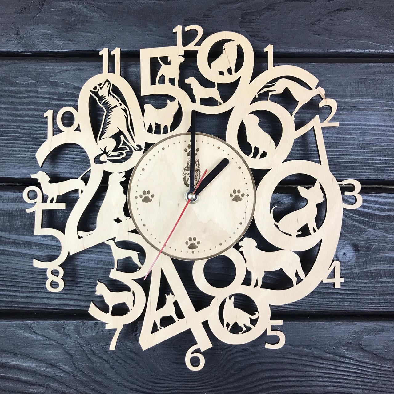 Часы на стену интерьерные из древа с собаками