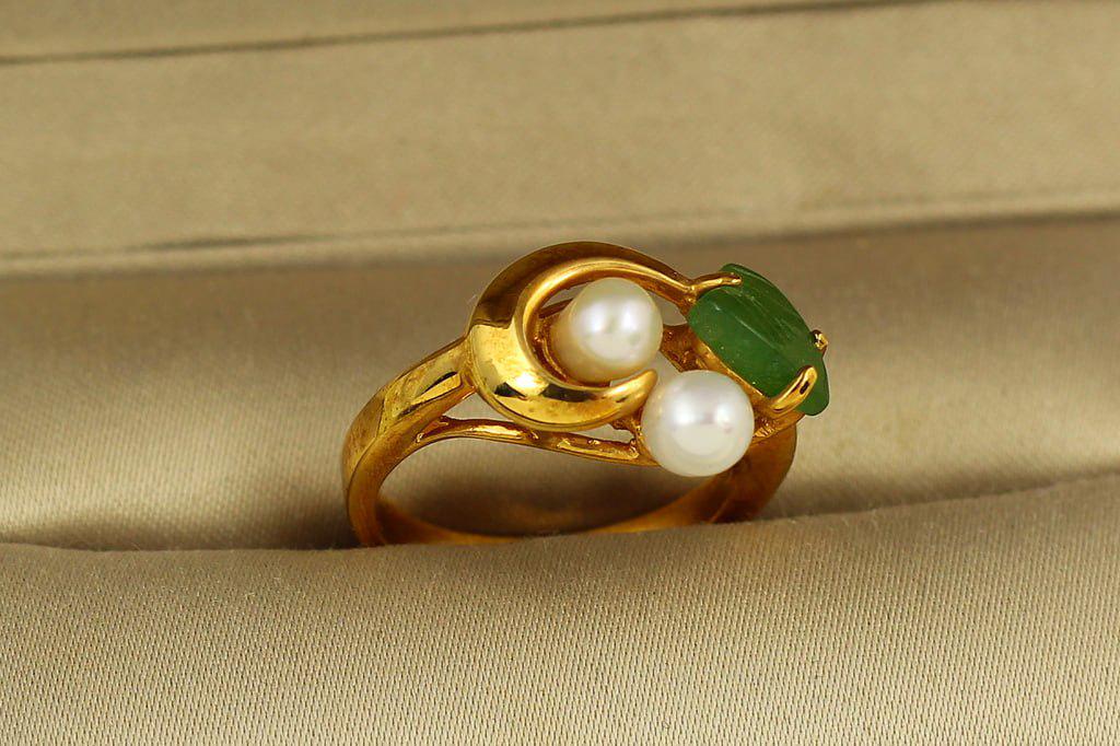 Кольцо две речной жемчужины с нефритом завиток р. 16 Золотистый (29044466)
