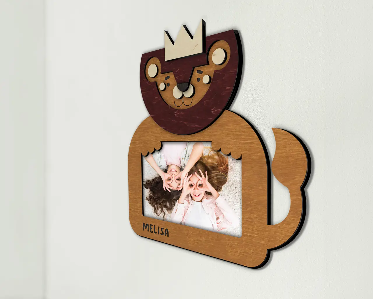 Фоторамка персоналізована з левом на 1 фото з гравіюванням імені дитини Світло-коричневий (lion_4x6-2) - фото 2 Фоторамка персоналізована з левом на 1 фото з гравіюванням імені дитини Світло-коричневий (lion_4x6-2) - фото 2