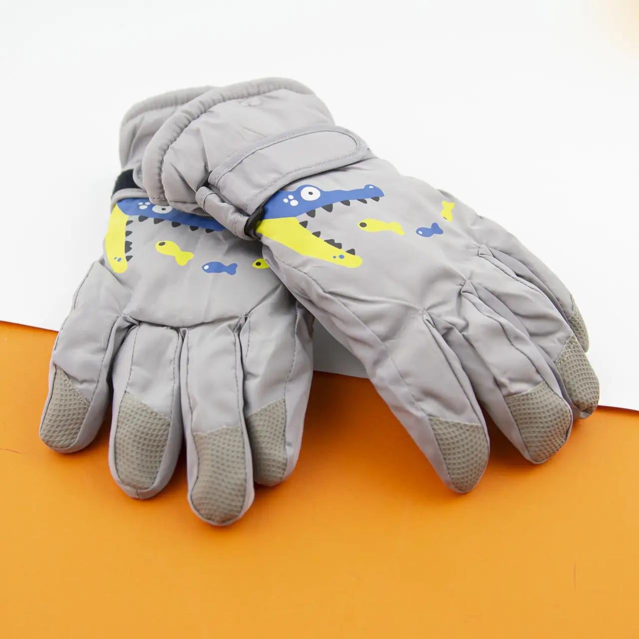 Перчатки подростковые болоневые лыжные меховые на липучке с крокодилами р. 17 Серый (22-12-42) Перчатки подростковые болоневые лыжные меховые на липучке с крокодилами р. 17 Серый (22-12-42)