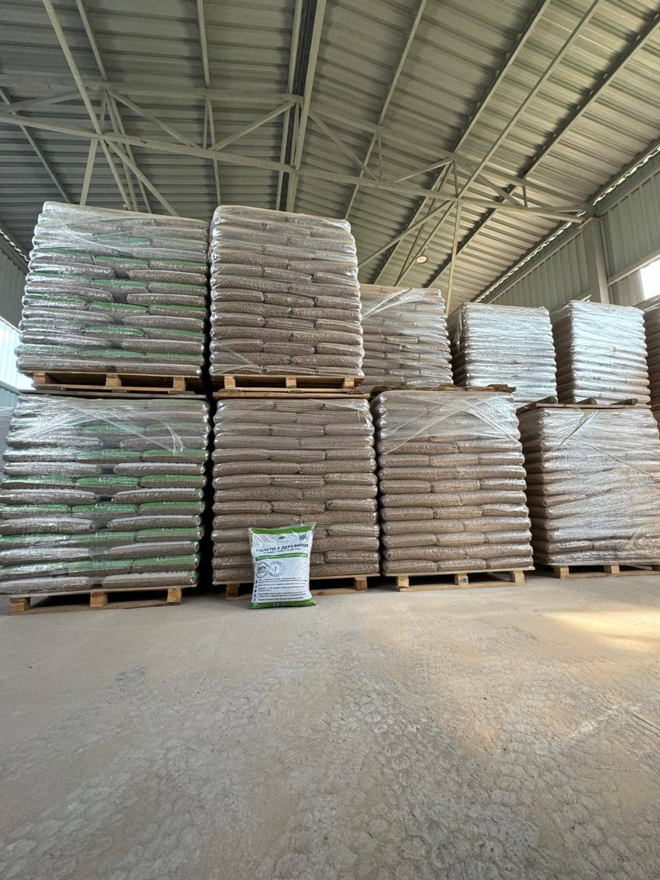 Пеллеты деревянные ДСТУ 8358:2015 из лиственных пород в мешке 15 кг 6 мм - фото 3 Пеллеты деревянные ДСТУ 8358:2015 из лиственных пород в мешке 15 кг 6 мм - фото 3