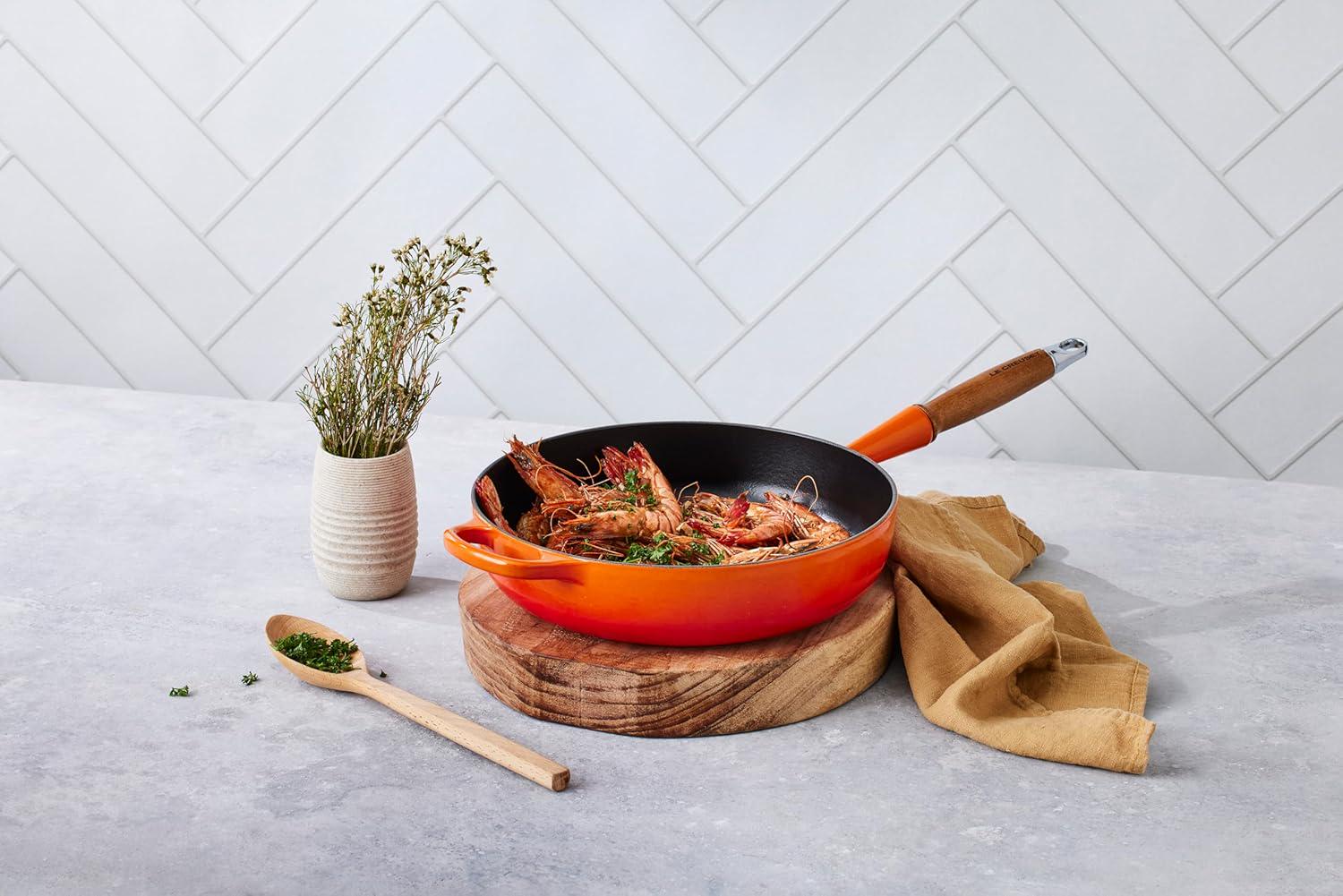 Сковорода Le Creuset Signature 28 см Volcanic (20259280900422) - фото 7 Сковорода Le Creuset Signature 28 см Volcanic (20259280900422) - фото 7