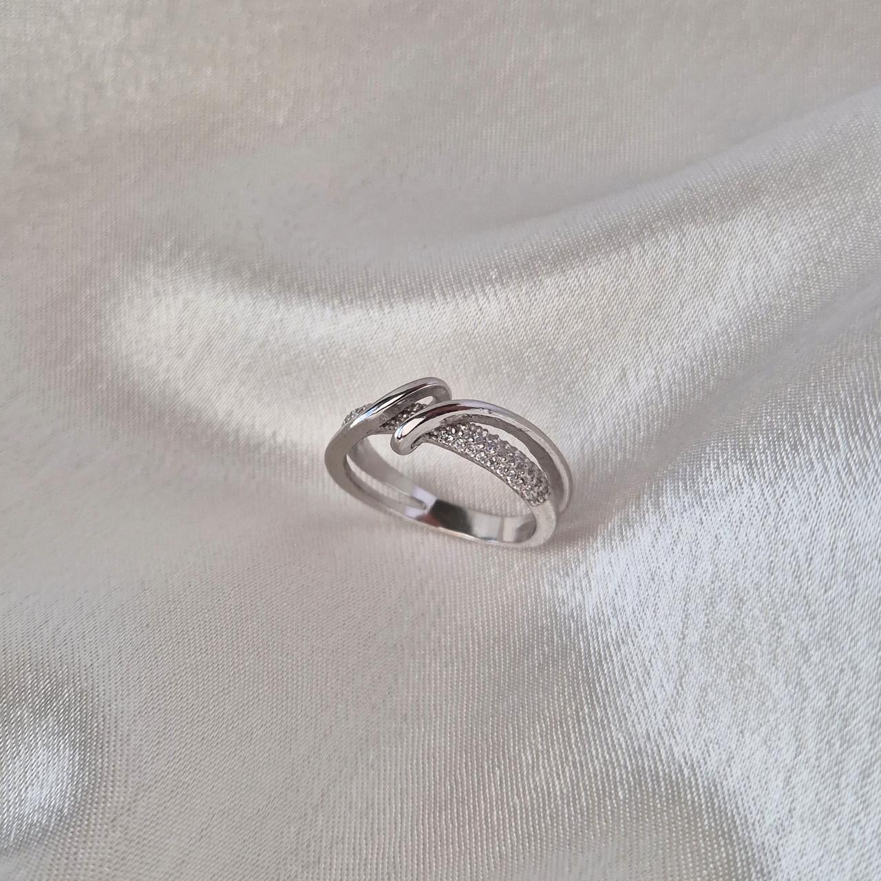 Кольцо с белыми камнями серебро 925 пробы родированное 3,40 г р. 18 (4660р)