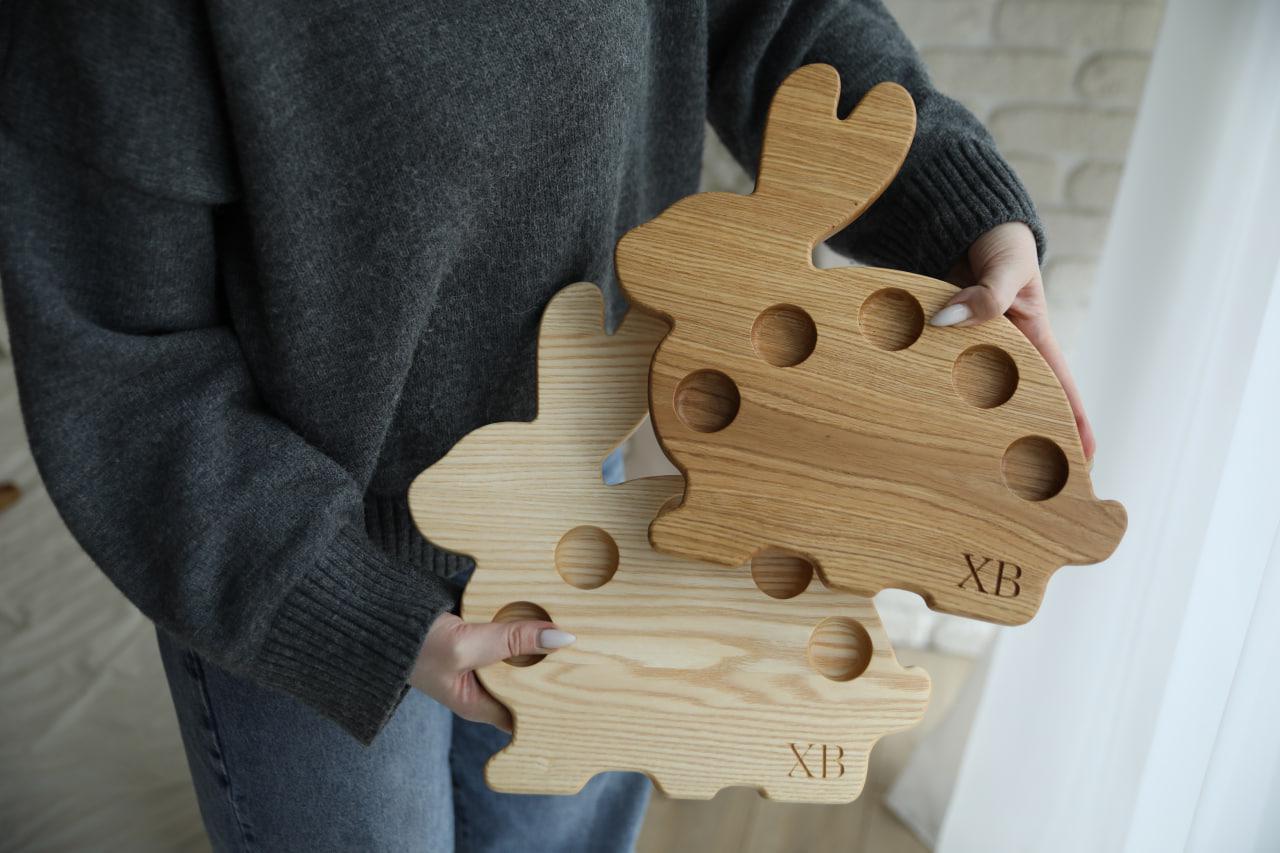 Подставка Кролик из дуба для кулича и 5 пасхальных яиц 33х32,5х2 см (WDE-11.2) - фото 3 Подставка Кролик из дуба для кулича и 5 пасхальных яиц 33х32,5х2 см (WDE-11.2) - фото 3