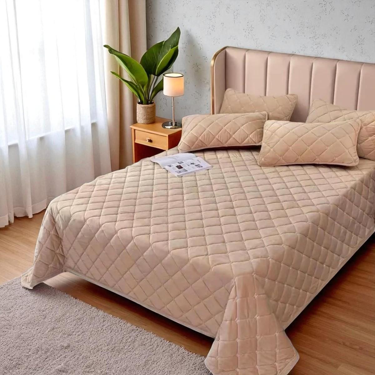 Покривало велюрове стьобане Koloco Ромби гіпоалергенне євро 220х240 см Бежевий (41871) - фото 1 Покривало велюрове стьобане Koloco Ромби гіпоалергенне євро 220х240 см Бежевий (41871) - фото 1