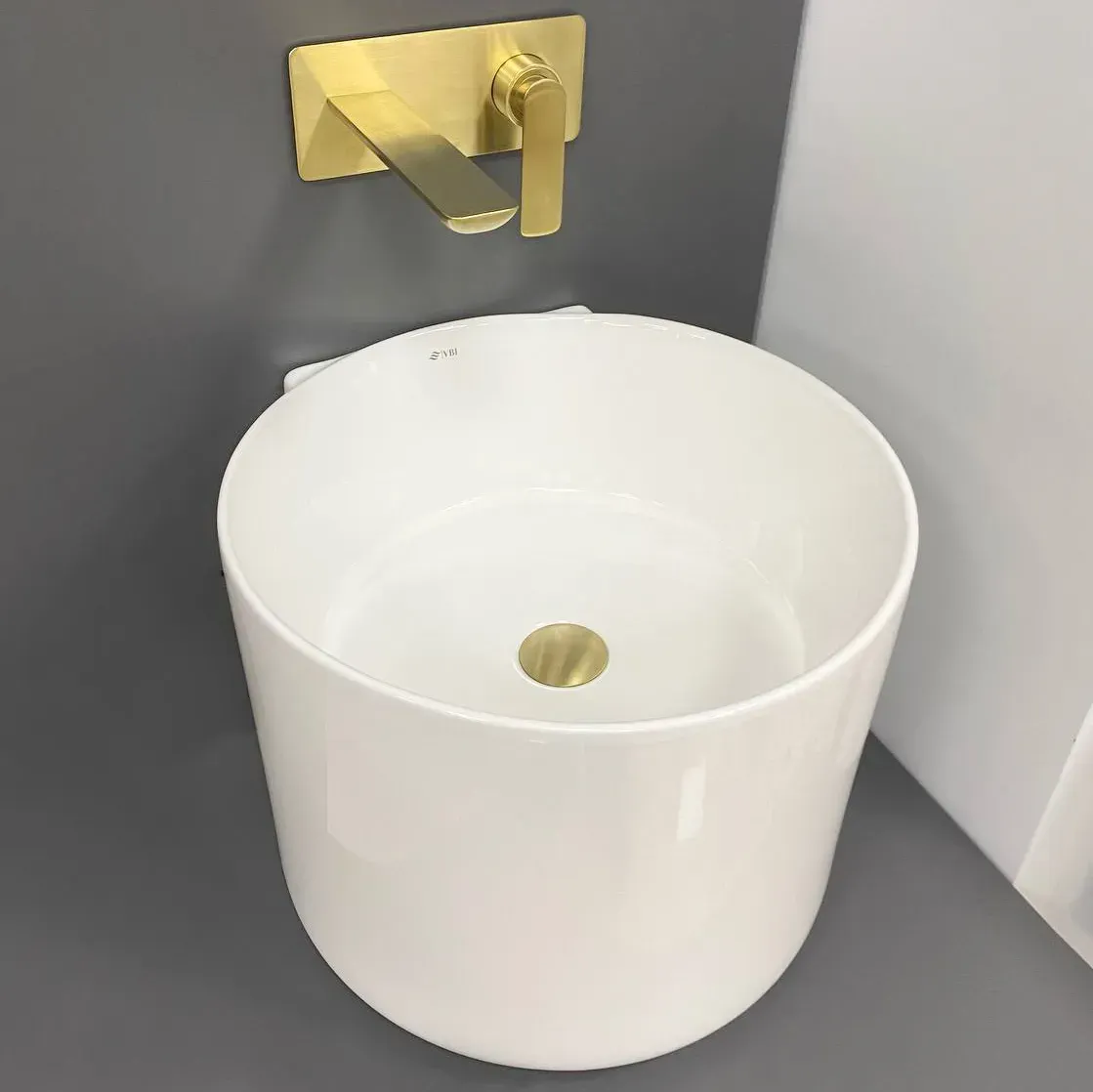 Раковина подвесная VBI LEVANTO круглая 450x450 мм Белый (RM-VBI-016600) Раковина подвесная VBI LEVANTO круглая 450x450 мм Белый (RM-VBI-016600)