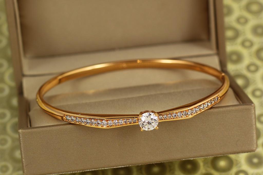Браслет бенгл Xuping Jewelry Сияющий акцент 60 мм на руку 17-19 см Золотистый (30705920)