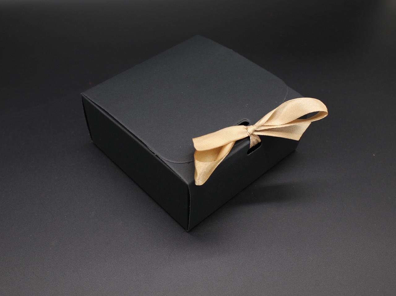 Коробка подарочная с ленточкой сборная с откидной крышкой 11,5х11,5х5 см Черный (OA-25) - фото 3 Коробка подарочная с ленточкой сборная с откидной крышкой 11,5х11,5х5 см Черный (OA-25) - фото 3