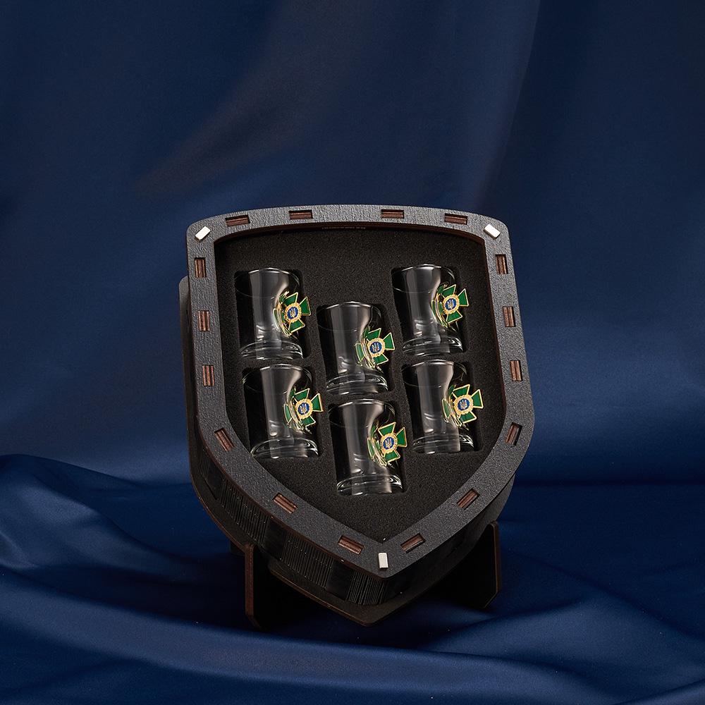 Подарочный набор рюмок с шевроном ГПСУ маленький (28421078) - фото 3 Подарочный набор рюмок с шевроном ГПСУ маленький (28421078) - фото 3