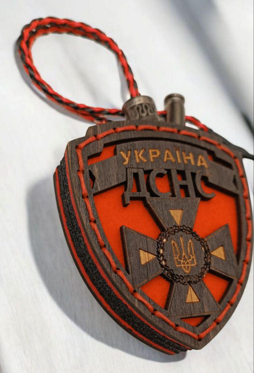 Ароматизатор для авто ГСЧС в виде шеврона из дерева/войлока и аромапарфюм 10 мл (98) - фото 2 Ароматизатор для авто ГСЧС в виде шеврона из дерева/войлока и аромапарфюм 10 мл (98) - фото 2